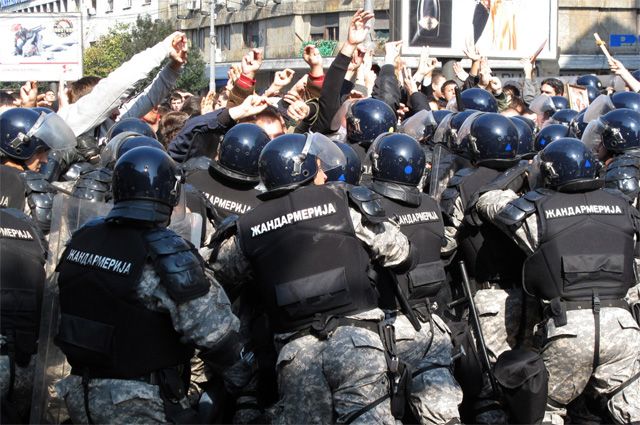 Полицейские пытаются пресечь беспорядки во время гей-парада в центре Белграда 10 октября 2010 г.
