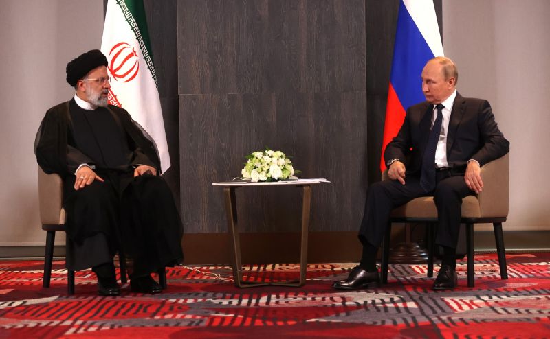 Президент РФ Владимир Путин и президент Ирана Ибрахим Раиси (справа налево) во время встречи в рамках заседания Совета глав государств - членов Шанхайской организации сотрудничества (ШОС)