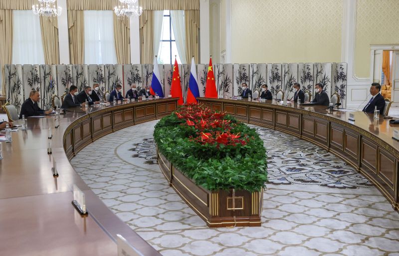 Президент РФ Владимир Путин (слева) и председатель КНР Си Цзиньпин (справа) во время встречи на полях саммита Шанхайской организации сотрудничества (ШОС) в Самарканде.