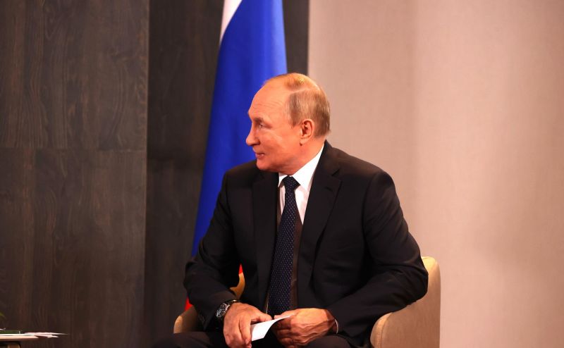 Президент РФ Владимир Путин во время встречи с президентом Киргизии Садыром Жапаровым
