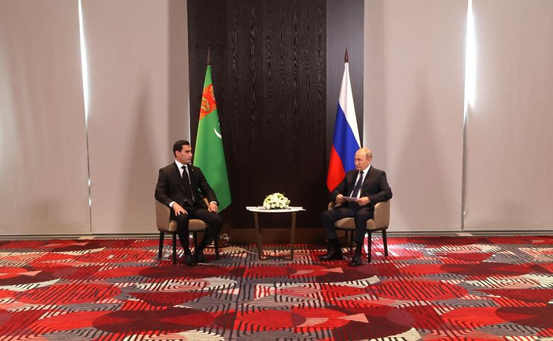 Президент РФ Владимир Путин и президент Туркменистана Сердар Бердымухамедов (справа налево) во время встречи в рамках заседания Совета глав государств - членов Шанхайской организации сотрудничества (ШОС)