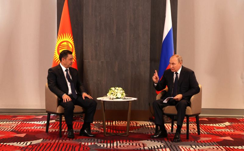Президент РФ Владимир Путин и президент Киргизии Садыр Жапаров (справа налево) во время встречи в рамках заседания Совета глав государств - членов Шанхайской организации сотрудничества (ШОС) 