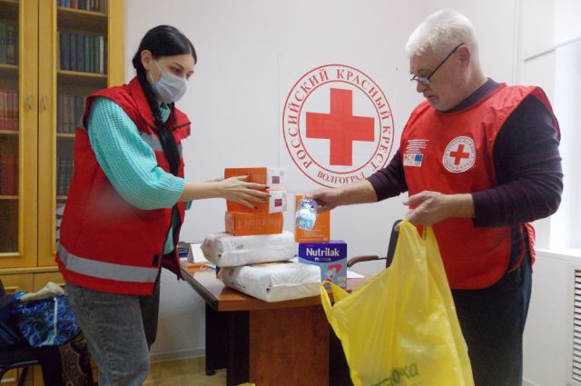 Волонтёры «Красного Креста» снабжают всем необходимым.