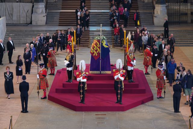  Гроб королевы Елизаветы II в Вестминстерском зале в Лондоне. 14 сентября 2022 года.