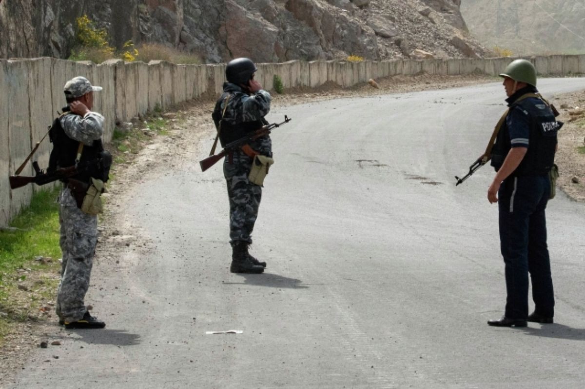 Киргизия заявила о столкновениях по всему периметру границы с Таджикистаном