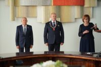 Фотографиями с торжественной церемонии поделились в горсовете депутатов.