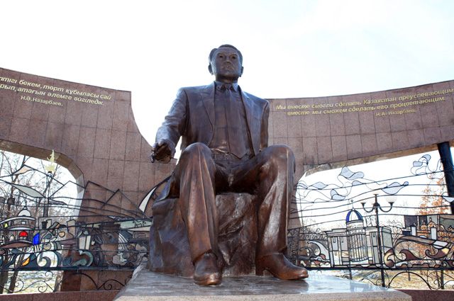 Монументально-скульптурная композиция «Казахстан». В центре — памятник Нурсултану Назарбаеву.