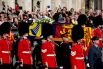 Великобритания прощается с королевой: траурное шествие с гробом Елизаветы II из Букингемского дворца в Вестминстер.