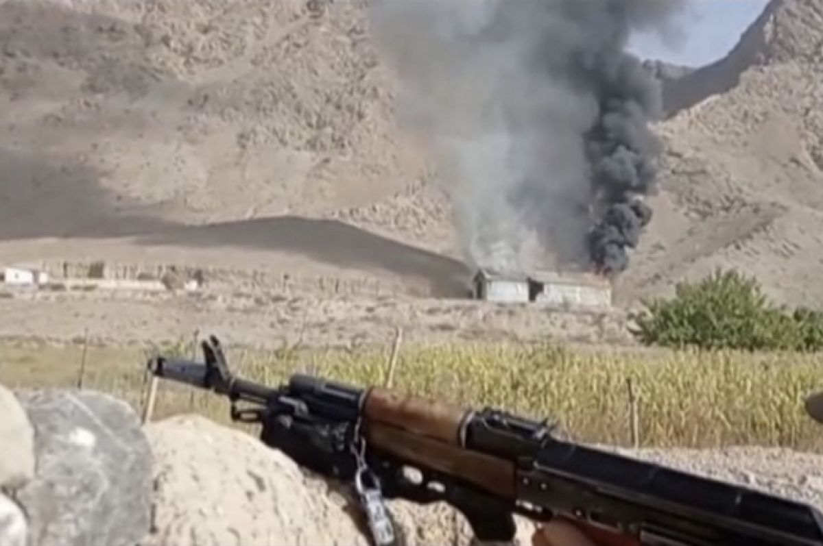 В Киргизии заявили, что военные Таджикистана обстреляли село Достук