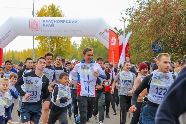 Самый массовый забег прошел в Красноярске — более 2 тысяч человек вышли поучаствовать в спортивном мероприятие.