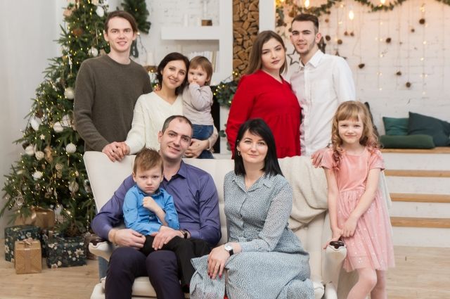 В праздники в родительском доме собирается вся большая семья.