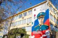 На стене Военно-учебного центра СФУ появился мурал с изображением погибшего на Украине офицера.