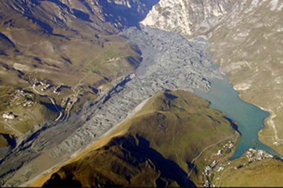 Ледник Колка накрыл ущелье — фотография, размер: x