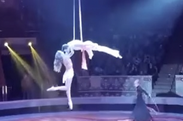 Гимнастка сорвалась во время выступления. Воздушные гимнасты в цирке. Цирковые номера. Цирковое представление.