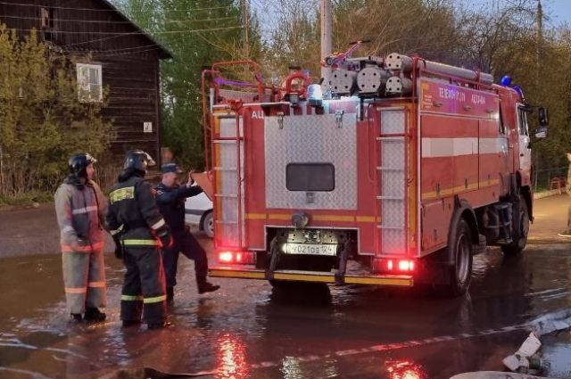 На борьбу с огнём на площади 30 кв. м. у пожарных ушло около двух с половиной часов. 