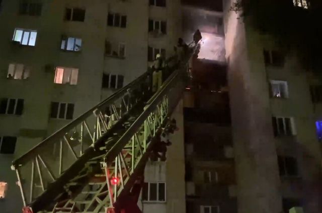 В Оренбурге из горящей многоэтажки пожарные спасли 10 человек.