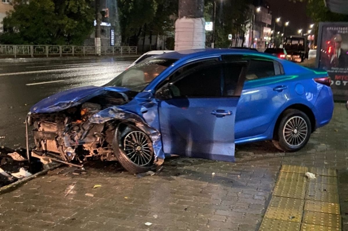 В Твери на Волоколамском проспекте лоб в лоб столкнулись два авто | АиФ  Тверь