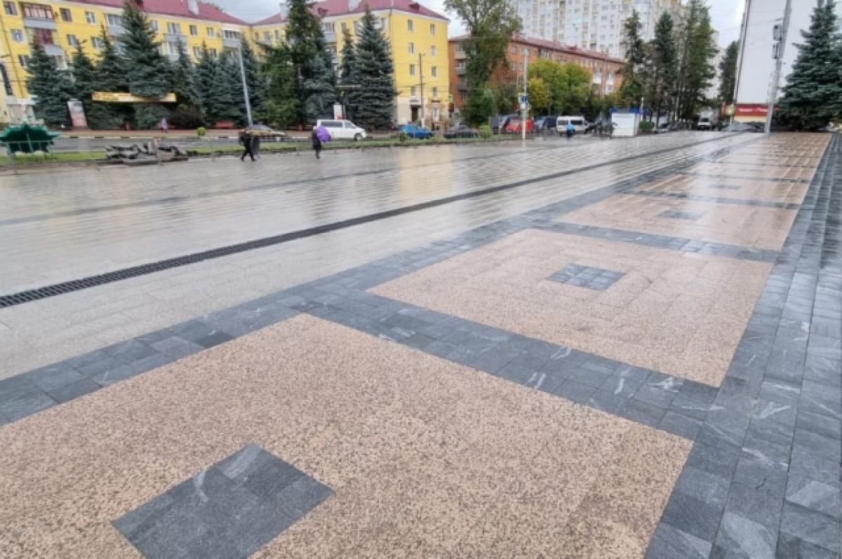 На площади Партизан в Брянске укладывают плитку из гранита