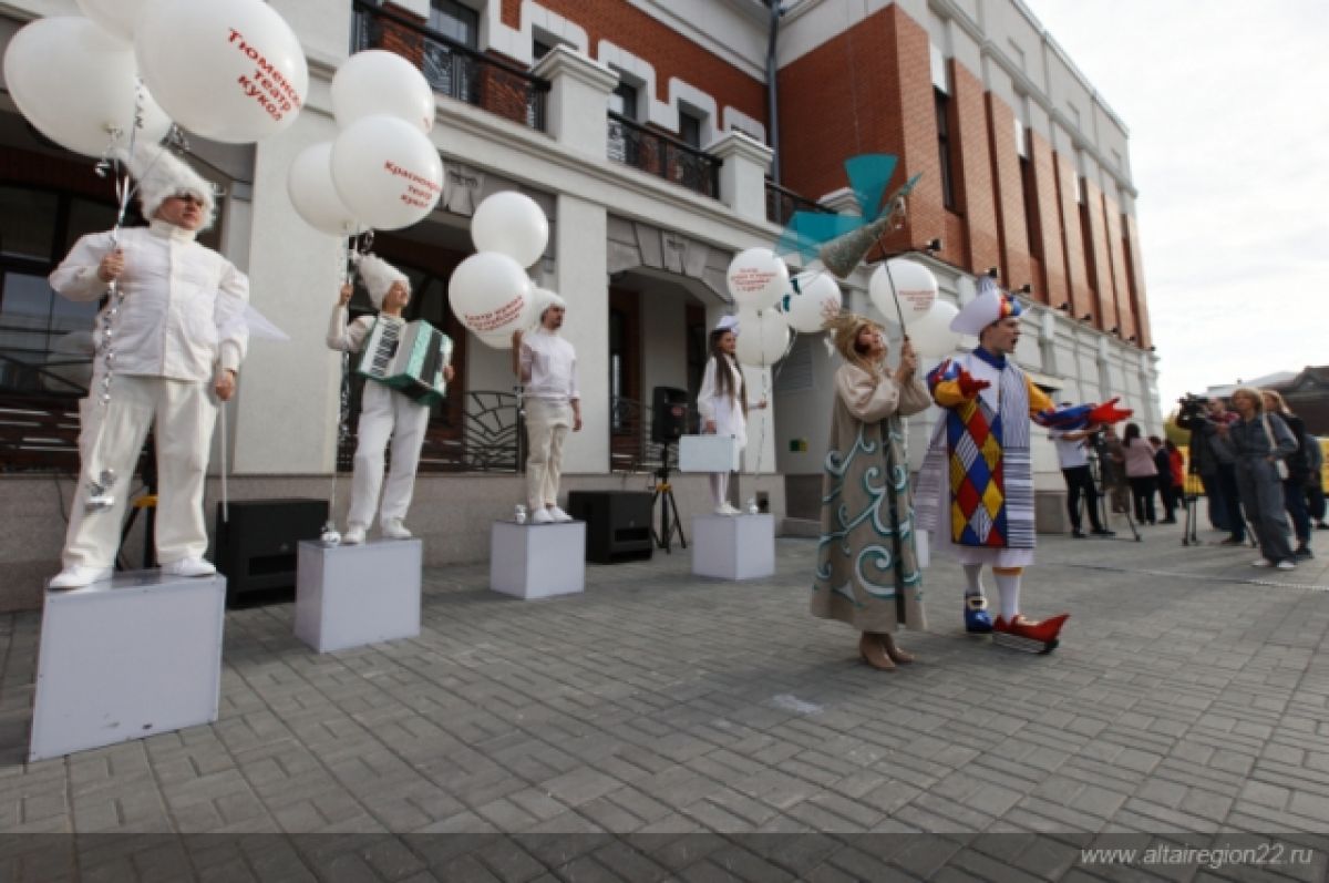 В Барнауле торжественно открыли фестиваль театров кукол «Зазеркалье»