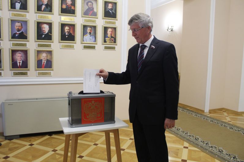 Николай Лукьянов первым проголосовал за кандидатуру председателя ЗакСобра.