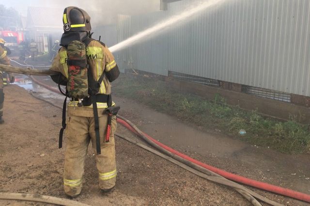 В Оренбурге пожарные потушили пожар в переулке Морозовском.