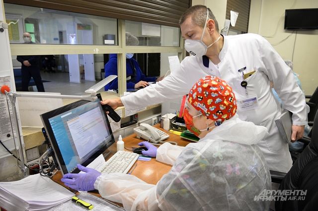 Губернатор потребовал наладить работу регистратур поликлиник, чтобы граждане могли туда дозвониться.