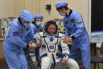 Член основного экипажа космонавт Роскосмоса Сергей Прокопьев во время надевания скафандра в монтажно-испытательном корпусе космодрома Байконур.