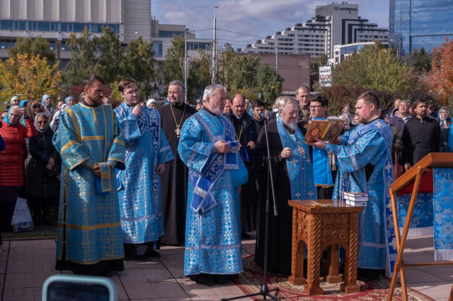 21 сентября 2022 у поклонного креста на Стрелке, где появится собор, совершил молебен митрополит Красноярский и Ачинский Пантелеимон. 