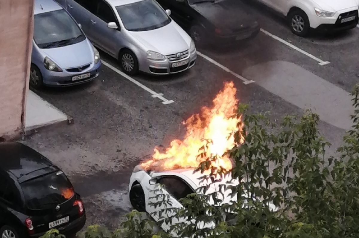 В Тюмени утром сгорел автомобиль из-за взорвавшегося газового баллона | АиФ  Тюмень