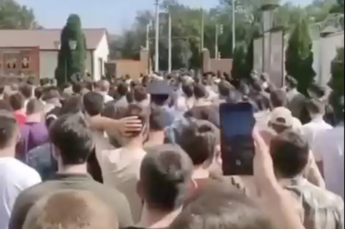 Толпа чеченцев. Чеченцы толпа на толпу. Мобилизация в Чечне. Мобилизация после выборов таро