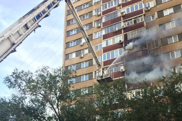 Пожарные ликвидируют возгорание на Чкалова