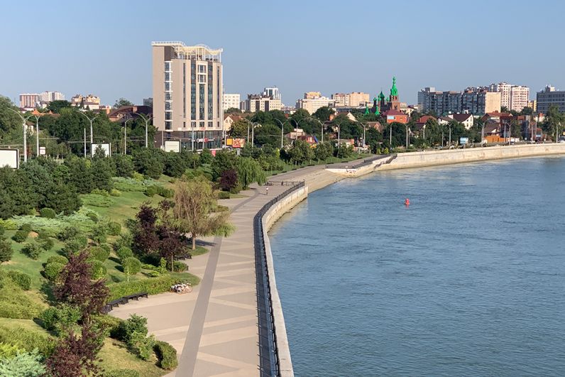 Кубанская набережная – обустроенная зона вдоль реки Кубань. Представляет собой удобные дорожки для пешеходных и велопрогулок.