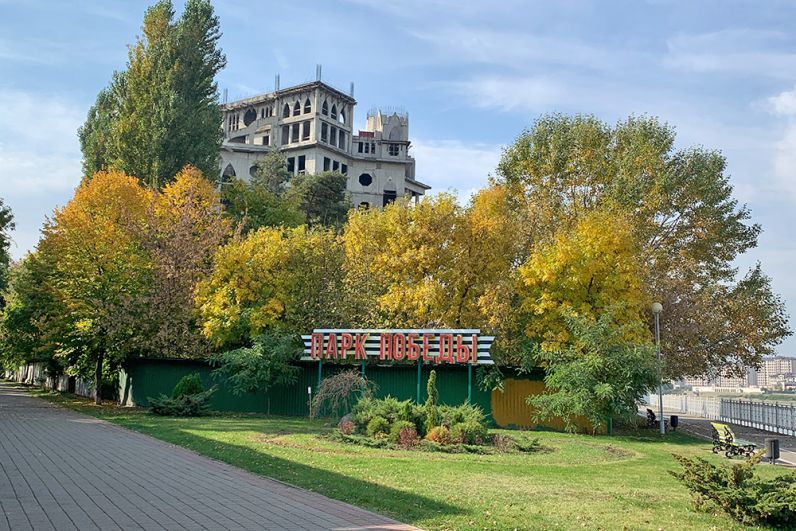Парк 30-летия Победы - носит неофициальное название «Парк на Затоне». Это зелёный уголок с фонтанами, на котором гармонично расположены места для активного и спокойного отдыха.
