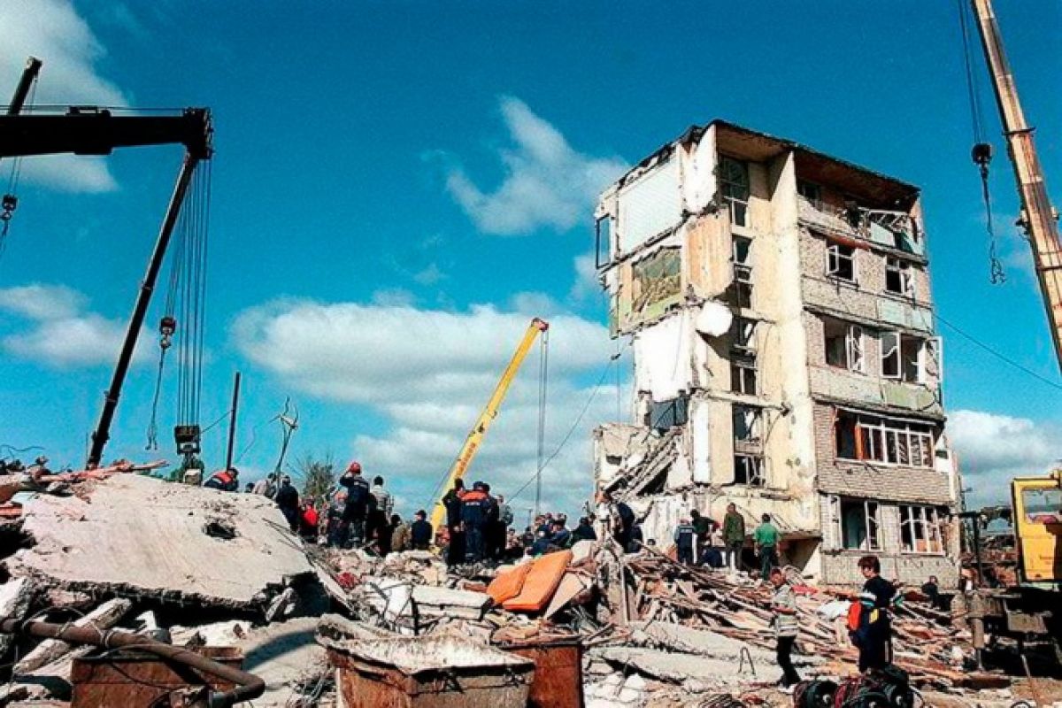 Взорвали дома в москве каком году. Взрыв в Буйнакске 4 сентября 1999. Взрыв дома в Буйнакске в 1999. Взрыв жилого дома в Буйнакске 1999 года. Буйнакск 4 сентября 1999 года.