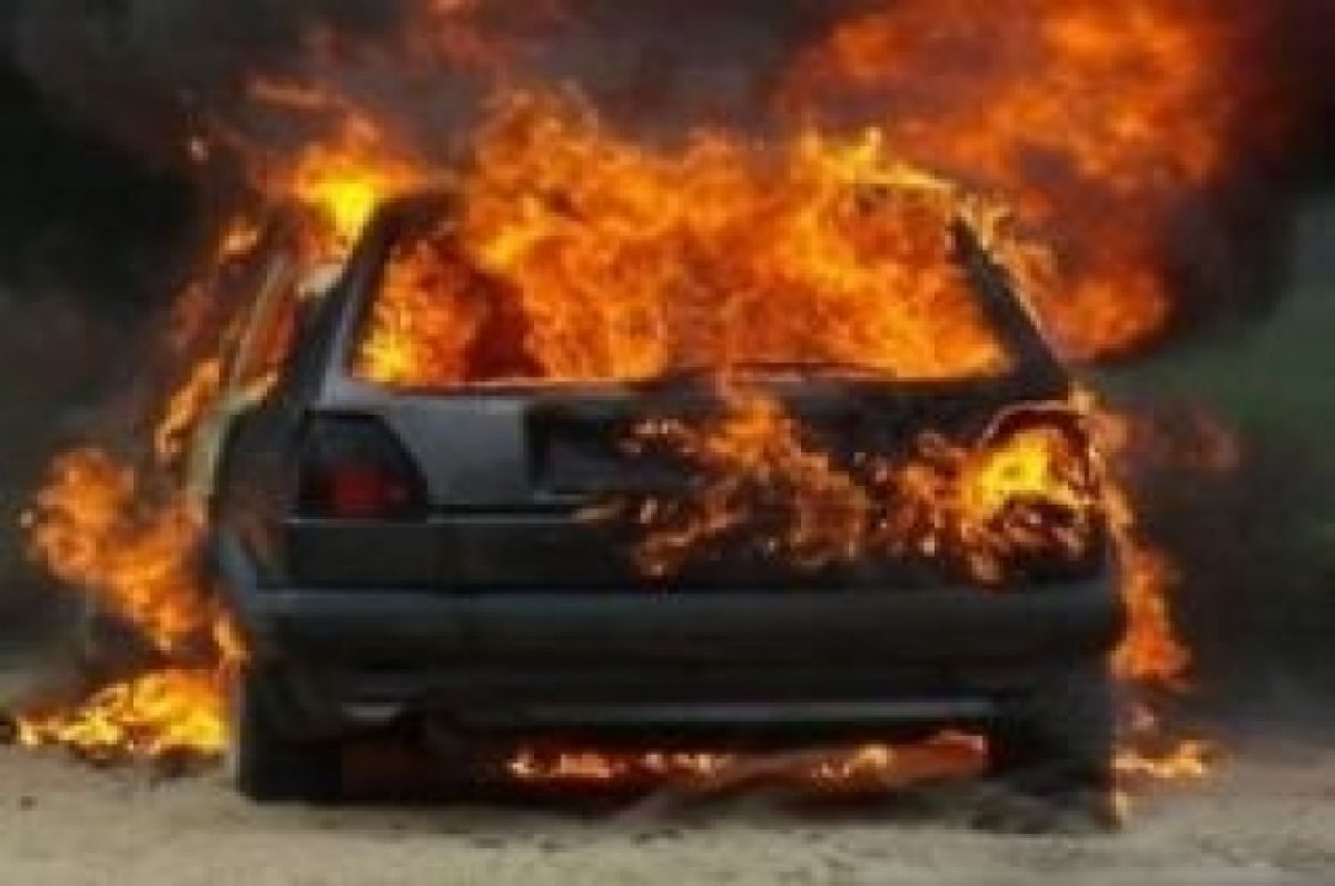 В центре Ростова загорелся оставленный водителем BMW