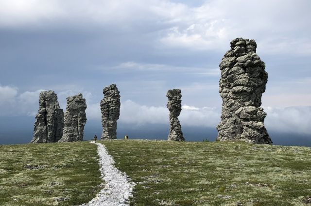 Одно из семи чудес России – знаменитые столбы выветривания на плато Маньпупунер. 