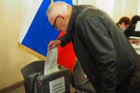 Преподаватель из Донбасса голосует на избирательном участке в ДГТУ. 