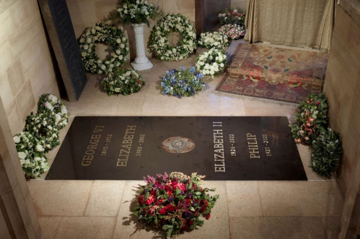 Букингемский дворец опубликовал фото надгробной плиты с могилы Елизаветы II