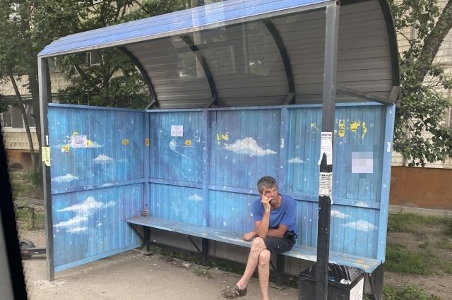 В поселке под Казанью автомобиль снес остановку. 