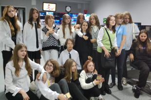 Подростки побывали на экскурсии в ведущих региональных телеканалов, пообщались с известными тележурналистами, а также узнали, как учатся их педагоги
