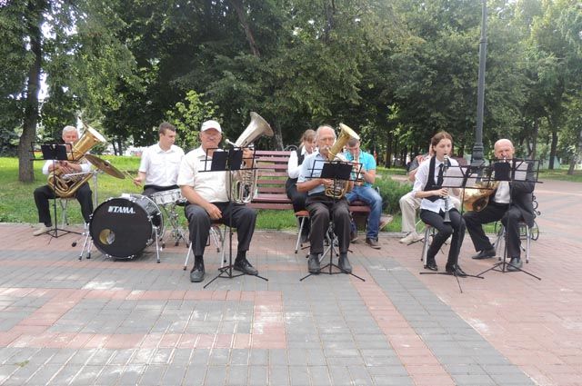 На улицах областного центра прошли плац-концерт и марш-парад духовых оркестров.