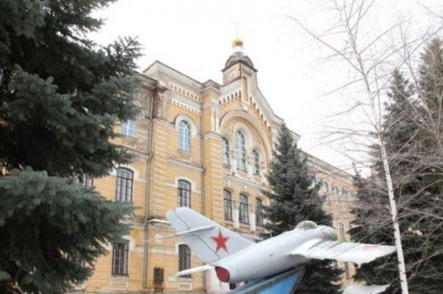 «Боимся закрытия»: родители требуют восстановить Рашита Тагирова в должности директора оренбургской «кадетки».