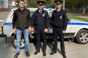На фото стажер по должности полицейского ОВ ППСП ОМВД России по г. Новокуйбышевску Николай Матвеев, полицейские ОВ ППСП ОМВД России по г. Новокуйбышевску сержант полиции Анатолий Высоцкий и прапорщик полиции Дмитрий Некрасов.