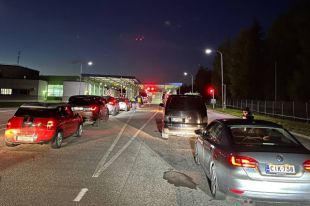 Очередь из автомобилей на границе России с Финляндией.
