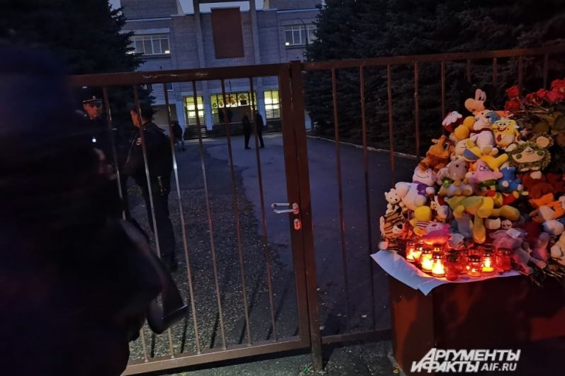 Мемориал погибшим у школы № 88 в Ижевске.