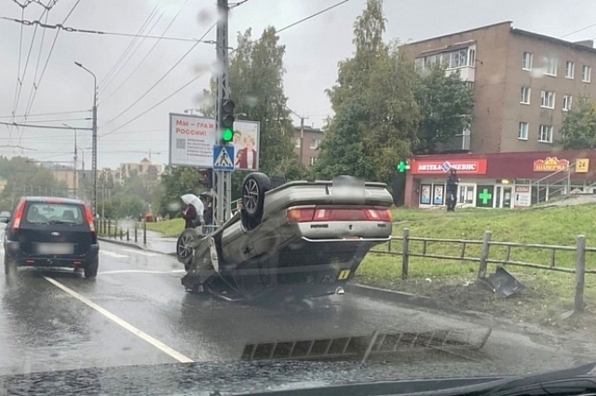 Легковой автомобиль перевернулся на крышу в Петрозаводске | АиФ Карелия