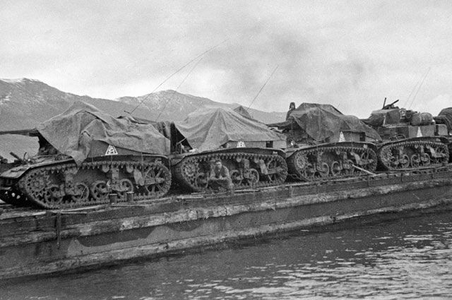 Десантная баржа с американскими легкими танками МЗ «Стюарт», по ленд-лизу. 1943 г.