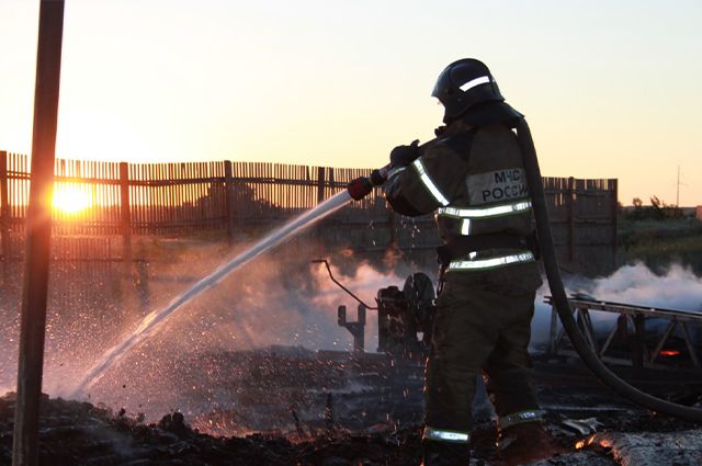 В Оренбургском районе пожарные потушили горящие надворные постройки.