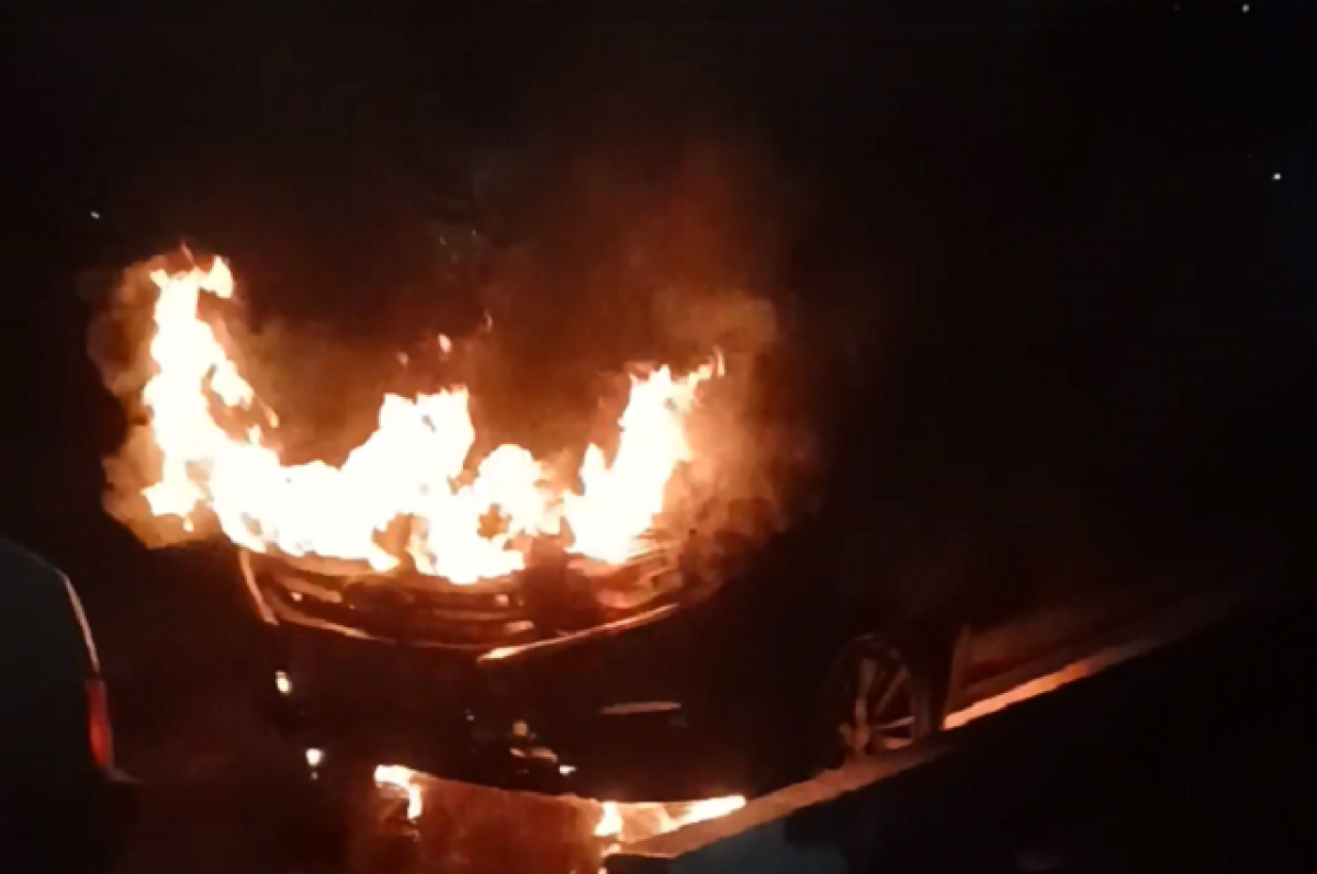 Что произошло ночью в энгельсе. Горел автомобиль у ленты в Энгельсе. Девушка поджигает машину. Сгоревшая машина арт.