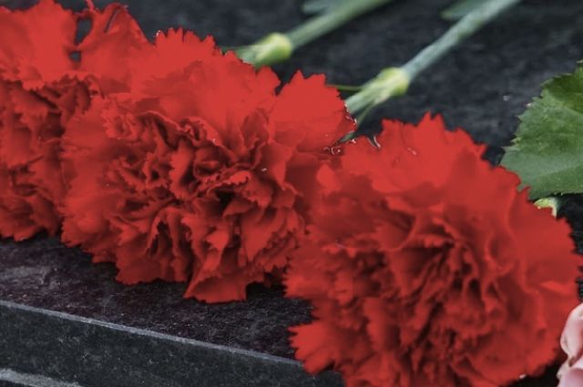 Оренбуржцы принесли цветы в память о погибших в ижевской школе